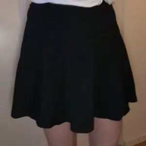 Svart utsvängd kjol från HM i storlek XS. Knappt använd