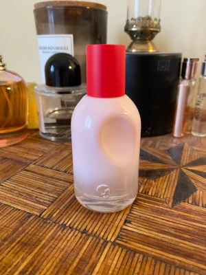 Glossier You parfym - Glossier You parfym, använd kanske 20-30 sprut :) 745 kr nypris