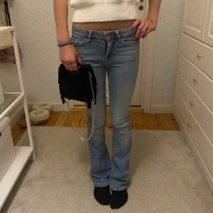assnygga lågmidjade jeans❤️‍🔥 - lågdmidjade flare/bootcut jeans från only! köpta på zalando💗 storlek xxs i midja längd är 32! stretchiga! passar någon med 32-34. 