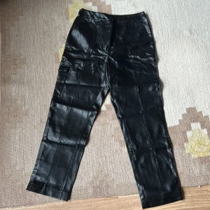 Reptile pocket pants - Fake läder byxor med snake print i ny skick. Aldrig använda. Fickor fram och på sidan av benet, högmidjade🖤