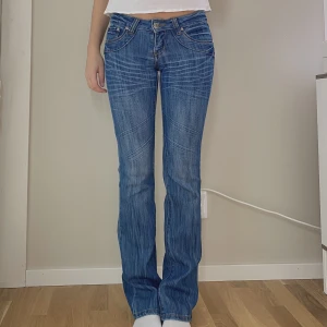 Mörkblå lowwaist jeans💙💙 - De perfekta lågmidjade jeansen!! Perfekt skick🙌 passar XS eller liten S🩵 superfina detaljer💕💕 sååå drömmiga