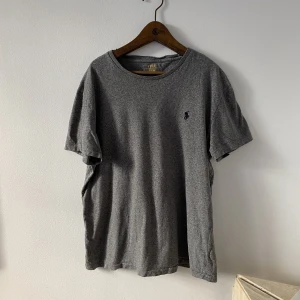 Ralph Lauren T-shirt grå M - Säljes!