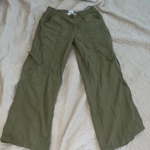 y2k gröna cargo pants  - (ORDINARIEPRIS: 750 KR) säljer  mid-waisted gröna cargobyxor från urban outfitters för MER ÄN HALVA PRISET!  DEFEKTER: inga defekter, nästan som ny! / ANVÄNDNING: 3 gånger ungefär  