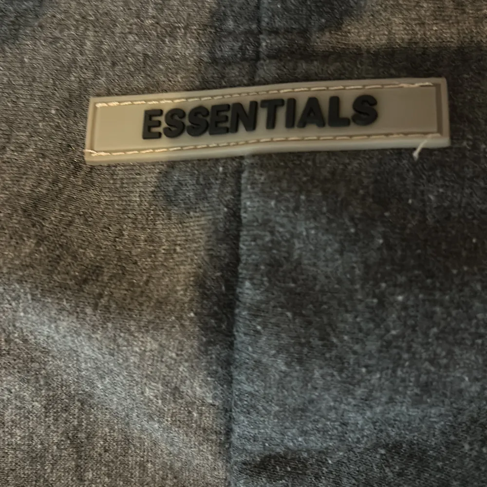 Säljer min skit snygga hoodie från essentials i storlek M. Säljer pga att jag ej använder längre och hoppas att någon annan vill använda den ❤️. Hoodies.