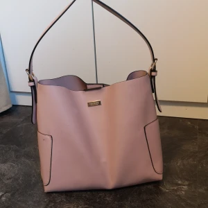 Väska rosa don donna - En supersnygg ljusrosa väska från don donna. Är i perfekt storlek och som ny. Knappen är magnet. 