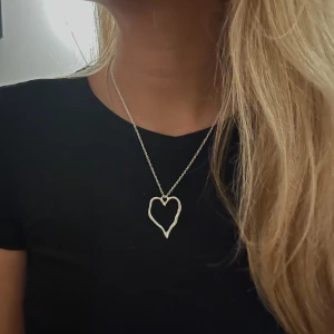 Hjärt halsband - Info och möjlighet att köpa halsband finns på våran instagram: @amohearts🩷