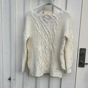 Rory Gilmore tröja - Rory Gilmoreliknande tröja från märket Bandelid. Perfekt för hösten och vintern. Säljer då jag redan har en liknande tröja.