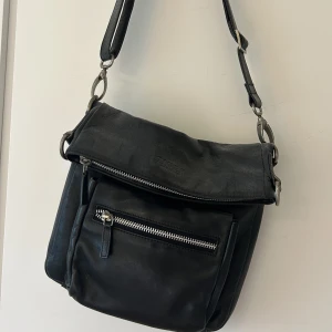 Svart väska  - Väska från tiger of sweden