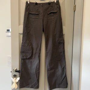 Cargopants från Brandy Melville - Cargopants från Brandy Melville, köpta förra året. Är justerbara i midjan🌟