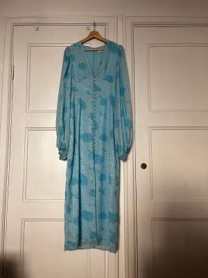 Positano dress från Adoore, stl 36.  Endast använd 1 gång och i nyskick!   Länk till klänningen:  https://adoore.se/products/positano-dress-blue    Hämtas/möts upp i Stockholm eller skickas via post/Instabox. 