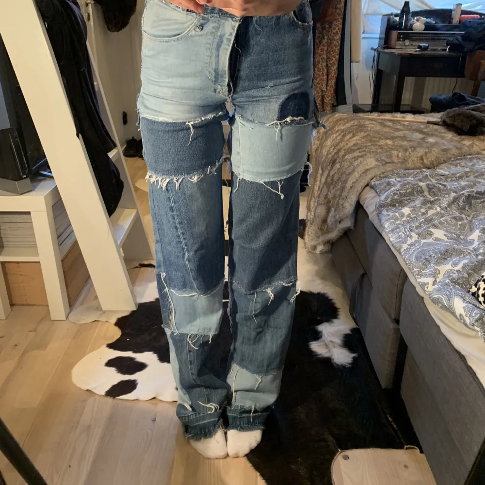 Säljer dessa patchwork jeans som jag gjort själv. De är långa i benen, utgick från ett par jeans i strl 32 men passar som en 34<33. Jeans & Byxor.
