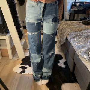 Säljer dessa patchwork jeans som jag gjort själv. De är långa i benen, utgick från ett par jeans i strl 32 men passar som en 34<33
