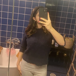 Marin blå stickad tröja - Säljer denna trekvartsärmade stickade tröjan i marin blå färg💕 skriv om du vill ha fler bilder💗