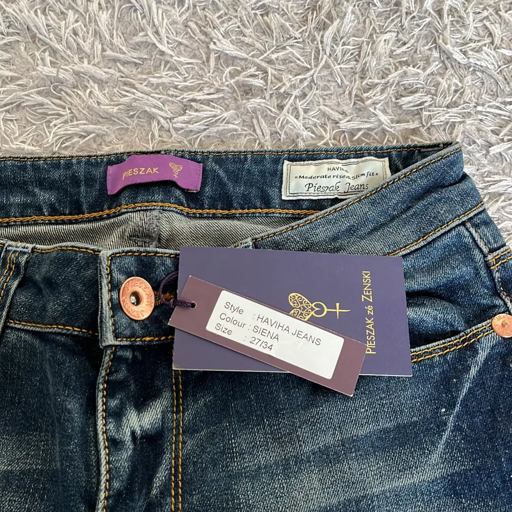 Ett par jättefina jeans från pieszak i ett jättefint skick . Jeans & Byxor.