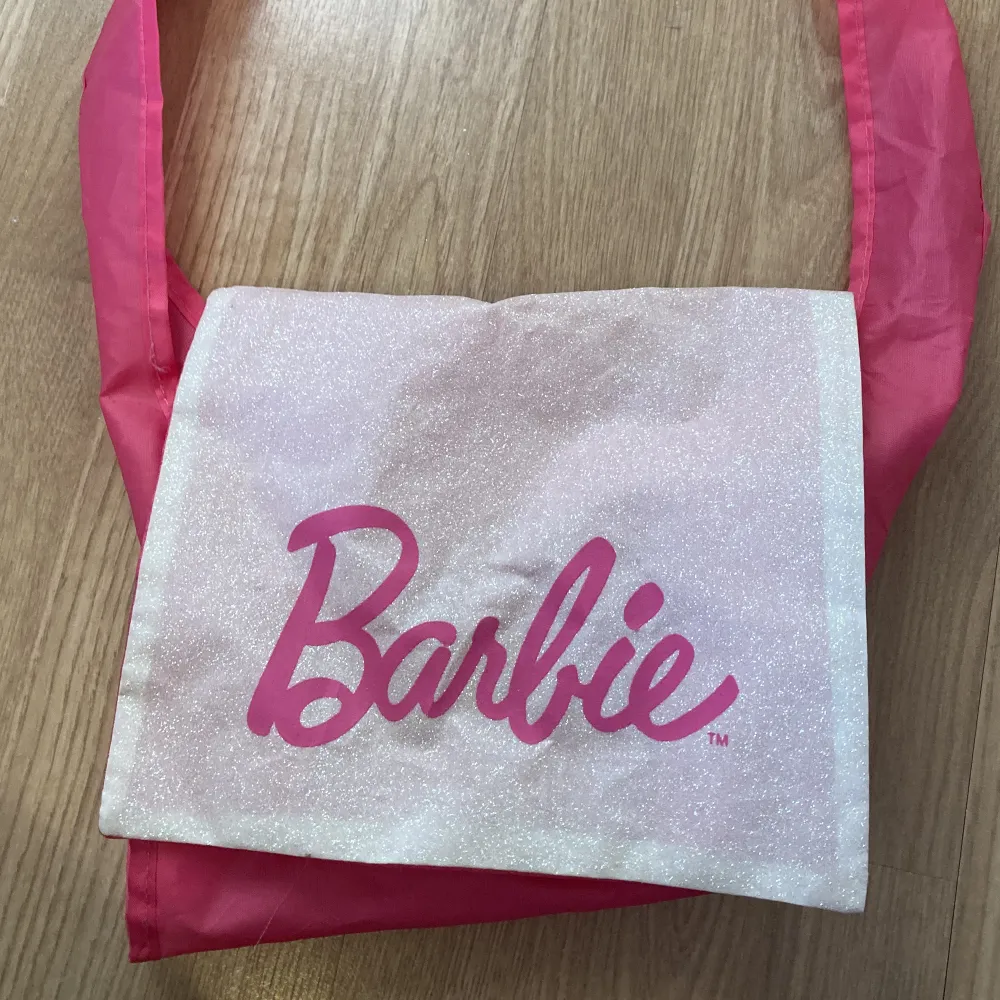 Jätte fin rosa glittrig Barbie väska. Har aldrig använt men haft länge. Kontakta för frågor och tryck gärna köp nu💕. Väskor.