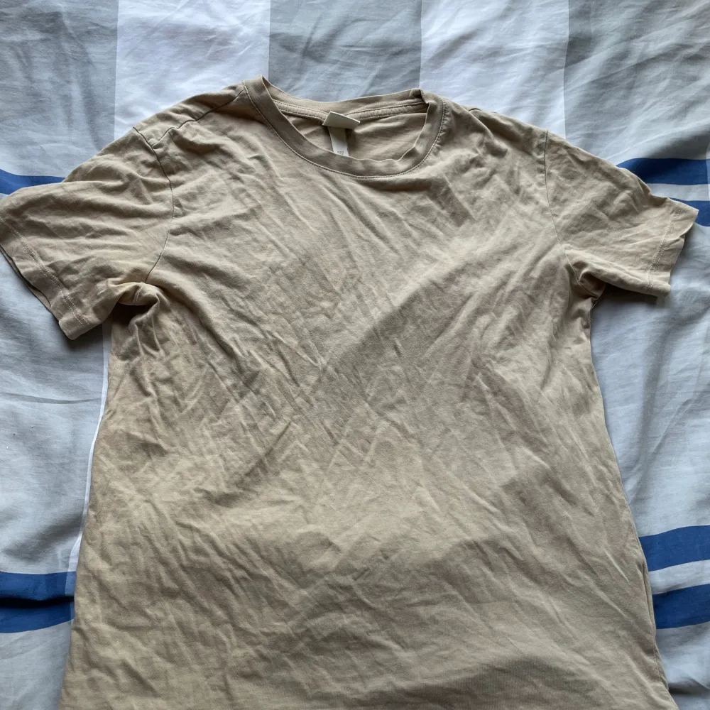 Säljer nj min beige T-shirt från hm få den blivit för liten. Inte mycket använd så bra skick! Håller på och garderobränsa så var inte rädda för att kolla resten av profilen!. T-shirts.