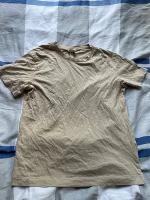 Säljer nj min beige T-shirt från hm få den blivit för liten. Inte mycket använd så bra skick! Håller på och garderobränsa så var inte rädda för att kolla resten av profilen!