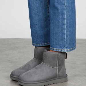 Gråa äkta uggs - Äkta gråa uggs från zalando, köpta förra hösten(2022), i bra skick, ser ut som nya. Fråga om bilder! Org pris 2000