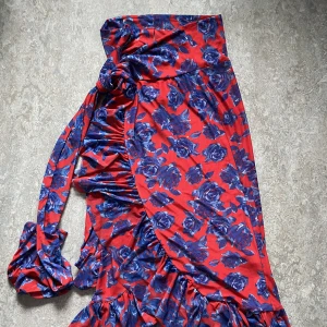 NA-KD kjol - Jättefin kjol i storlek S ( men skulle säga att den passar alla storlekar), från na-kd, helt ny och oanvänd. + man kan justera kjol som man vill. 🩵🩵priset kan diskuteras 