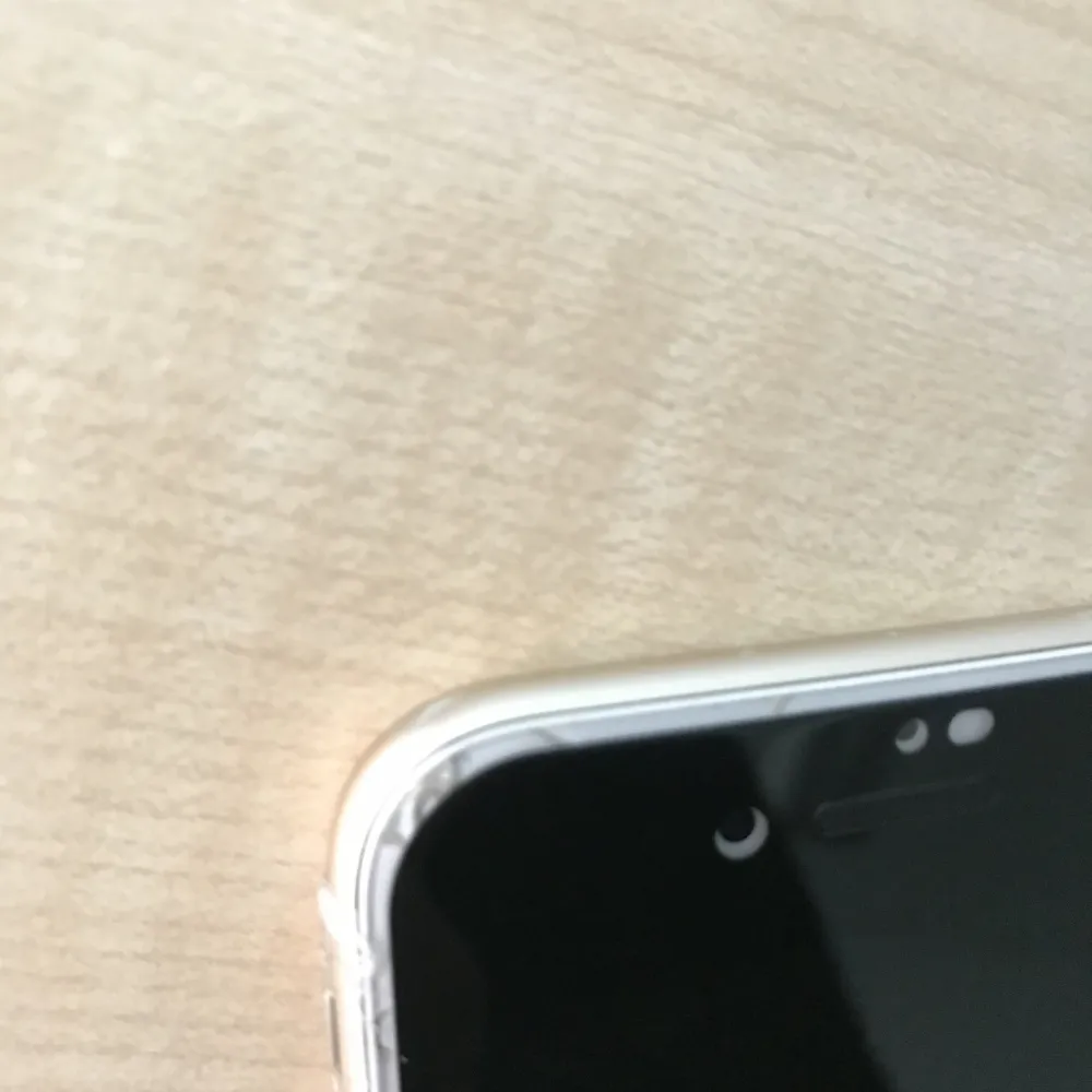 iPhone 7 med 32 GB. Guldfärgat. IOS 15.7.9. Har 80 % batterihälsa Funkar utan problem,har skärmskydd på den men den har liten spricka som man inte känner och knappt ser. . Accessoarer.