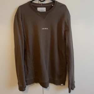 Les Deux - Tröja från Les Deux i en mörk grön/brun färg. Storlek L
