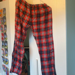 Pyjamas byxor rutiga - Bra skick har använt ett par gånger🫶🏻
