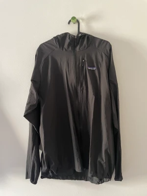 Patagonia vindjacka - Patagonia vind jacka  ————————— Strl: L Cond: 8/10 Färg: Svart Retail: 1700kr Vårat pris: 500kr