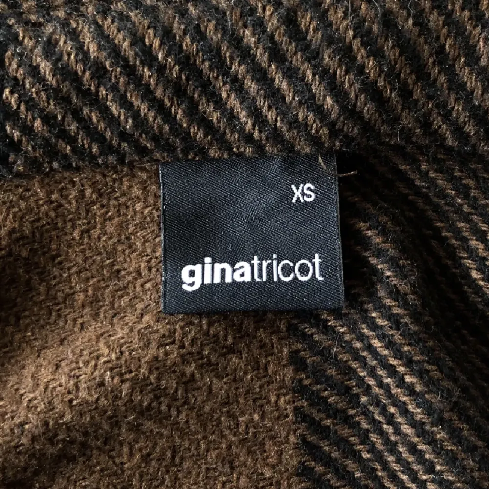 En svart och brun rutig jacka från Gina tricot. Bra skick, säljer pga använd ej längre. Köparen står för frakten.. Jackor.