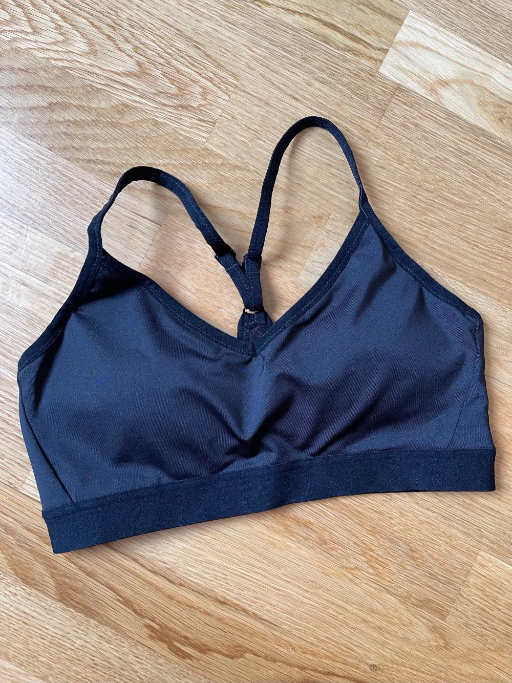 Sports bra size XS, new and in perfect conditions. It is too small for me and it has not been worn. The top is padded with adjustable straps in fast drying fabric material.. Toppar.