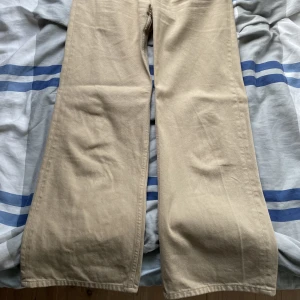 Monkl byxor! - Säljer nu dessa monkl byxor. De är använda men i gott skick! De är bootcut, riktigt breda kring ankeln och smalare upp mot låren. Kolla gärna resten av min profil! Håller på och garderobränsa.