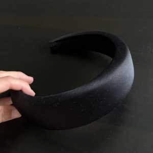 Diadem - Diadem i fins skick, lite dammigt på bilden bara då det knappt används