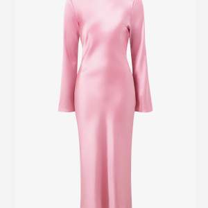 Säljer min rosa klänning från Gina då den aldrig använts. Köparen står för frakten. Köpt för 600kr