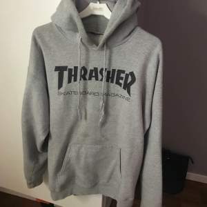 En grå thrasher hoodie, fint skick förutom snörerna som syns på bilden❤️