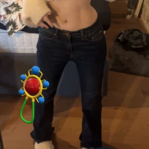 Lågmidjade jeans - lågmidjade denim jeans bra skick men lite sliten vid fötterna