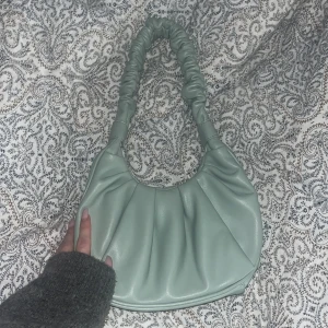 Väska - Ljusgrön väska passar bra med en basic outfit och perfekt storlek. Bra skick köptes på ullared för 200