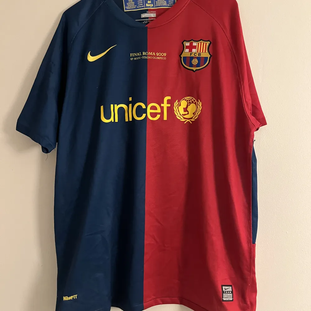 Barcelonatröja från säsongen 08/09 men Samuel eto’o #9 på ryggen. Tröjan är använd men i bra skick och storleken är L . T-shirts.