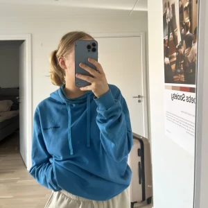 blå hoodie  - hyfsat gott skick, köpt 2021 