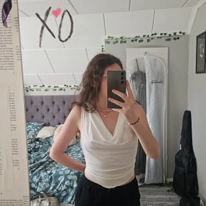 Vit topp - Supersnygg topp som tyvärr blivit för stor. Supersnygg till fest och finare tillställningar.🫶