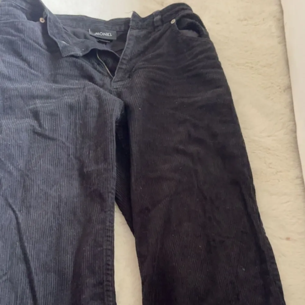 Jättefina svarta Manchester byxor 💞 Var mina favoriter men tyvärr passar dom inte längre . Jeans & Byxor.