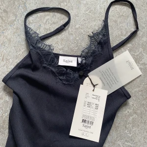 saint linne  - Supersnygg linne i storlek xs-s,  stretchig, helt ny och oanvänd. Nypris: 299kr 🩵