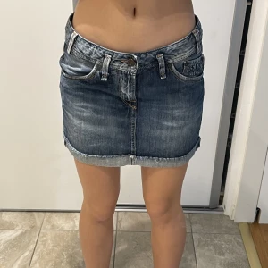 Pepe mini kjol - säljer denna sjukt snygga mini kjolen från Pepe Jeans. Midjemått: 38cm Längd: 33cm Det är bara att höra av sig vid funderingar💕