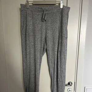 Mjukisbyxor  - Extremt sköna och stretchiga mjukis köpta i England. Väl använda men fortfarande i bra skick!! De har fickor och det ser ut som att de går att knyta men de blir ingen skillnad när man gör det💗Midjemått: ca 45,5-73cm och Innerbenslängd: ca 74-75cm 