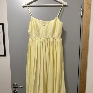 Drömmig ljusgul långklänning - Supersöt syntetisk klänning! Är storlek 38 men skulle uppskatta den att vara mer i storlek 36. 