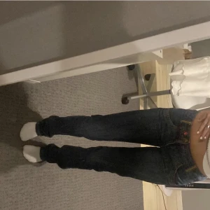 Lågmidjade jeans  - Super fina jeans! Man kan själv bestämma måtten vid midjan. Jag är ca 165 som kan vara bra att veta. De går ÖVER SKORNA! Fler bilder kom dm. De är lagmidjade! (Hjälper en vän)