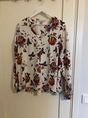 Blus  - Blus med mönster köpt från HM i jättebra skick. Den går att knyta högst upp och storleken är 44 