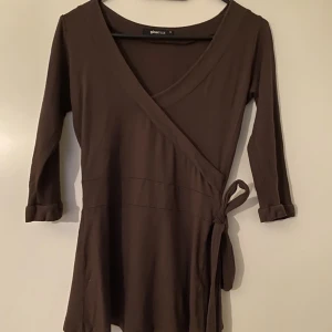 Brun Omlottblus strl xs  - Fint skick  Gina Tricot 