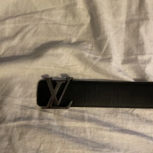 Lv bälte reverse - Lv bälte går att vända äkta köpt från sc hype 3 år gammalt så rätt slitet och lite böjd på ett ställe men gör sökett strycka över vill bara bli av med de