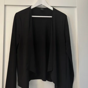 Svart kofta  - Svart pullover kofta  Aldrig använd men ingen prislapp