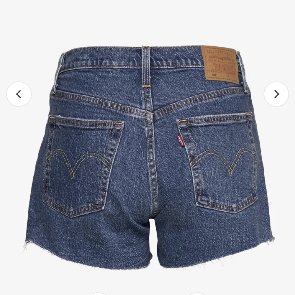 Säljer ett helt nytt Levis 501 shorts i en mörkare blå färg, bara testade men tyvärr tagit bort lapparna, i storlek W23 så passar XS/XXS, sitter mot kroppen men väldigt bekväma, nypris 670kr, kolla kommentar för lite mer info (:. Shorts.