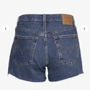 Säljer ett helt nytt Levis 501 shorts i en mörkare blå färg, bara testade men tyvärr tagit bort lapparna, i storlek W23 så passar XS/XXS, sitter mot kroppen men väldigt bekväma, nypris 670kr, kolla kommentar för lite mer info (: